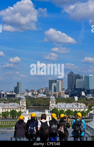 Bambini i turisti contemplando Londra dalla parte superiore del Royal Observatory hill in Greenwhich Park Foto Stock