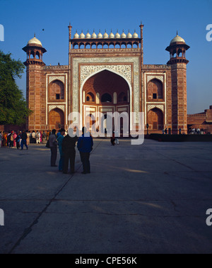 La mattina presto di fronte al massiccio cancello di ingresso al Taj Mahal, Agra, India settentrionale. Foto Stock