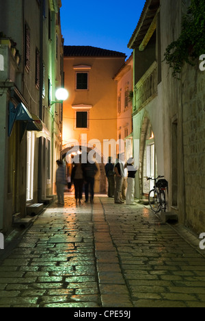 Strada di ciottoli nel centro storico, Città di Rab, isola di Rab, golfo di Kvarner, Croazia, Europa Foto Stock