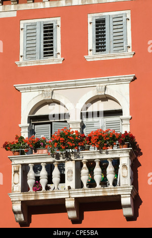 Balcone colorati, Rovigno, Istria, Croazia, Europa Foto Stock
