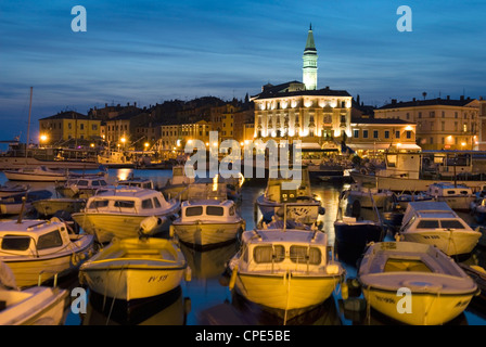 Crepuscolo oltre il porto e la chiesa di Sant'Eufemia, Rovigno, Istria, Croazia, Adriatico, Europa Foto Stock