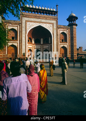 La mattina presto di fronte al massiccio cancello di ingresso al Taj Mahal, Agra, India settentrionale. Foto Stock