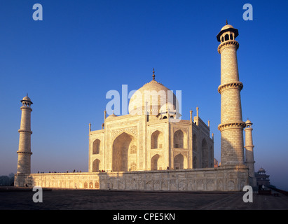 Il Taj Mahal su un inizio di mattina in febbraio, Sito Patrimonio Mondiale dell'UNESCO, Agra, Uttar Pradesh, India, Asia Foto Stock