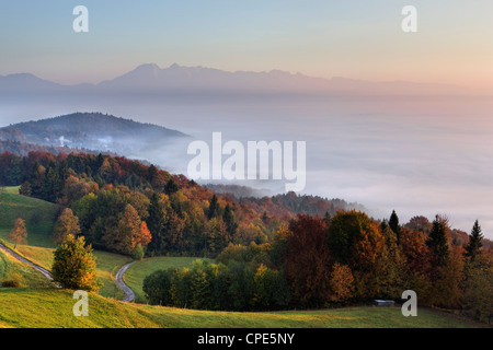 Foschia sopra la conca di Lubiana a sunrise in autunno, la Slovenia centrale, Slovenia, Europa Foto Stock