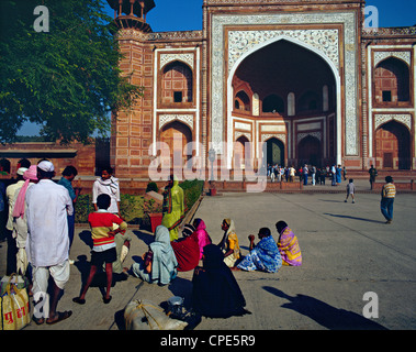 La mattina presto di fronte al massiccio cancello di ingresso al Taj Mahal, Agra, India settentrionale. Foto Stock