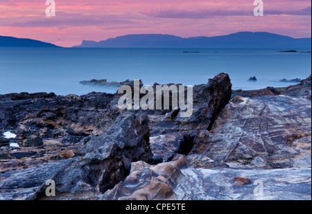 Tramonto su Skye dall'Isola di Eigg, Ebridi Interne, Scotland, Regno Unito, Europa Foto Stock