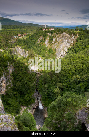 Il villaggio di Skocjan, seduto sopra le famose grotte di Skocjanske jame, Sito Patrimonio Mondiale dell'UNESCO, Goriska, Slovenia, Europa Foto Stock