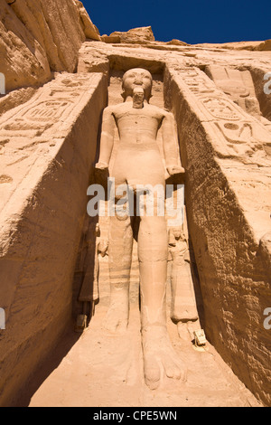 Statua colossale di Ramesse II sulla facciata del tempio di Hathor a Abu Simbel, la Nubia, Egitto, Africa Foto Stock