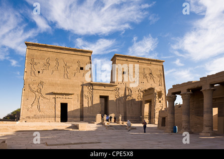 Il primo pilone e la porta di Tolomeo presso il Tempio di Iside, Philae, Sito Patrimonio Mondiale dell'UNESCO, la Nubia, Egitto, Africa Foto Stock