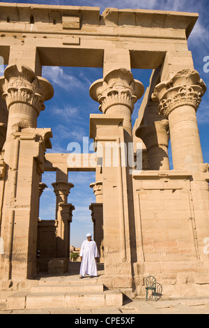 Uomo in bianco jellabiya di fronte al chiosco di Traiano a Philae templi, Sito Patrimonio Mondiale dell'UNESCO, la Nubia, Egitto, Africa Foto Stock