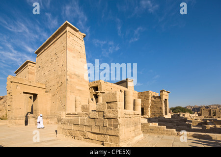 Uomo in jellabiya dal primo pilone e la porta di Tolomeo presso il Tempio di Iside, Philae, la Nubia, Egitto, Africa Foto Stock