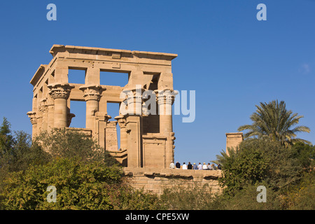 Gruppo di turisti presso il chiosco di Traiano a Philae templi, Sito Patrimonio Mondiale dell'UNESCO, la Nubia, Egitto, Africa Settentrionale, Africa Foto Stock