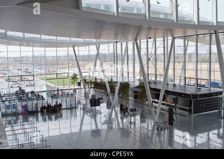 La moderna architettura di nuovo aperto (2012) terminale di Wroclaw Aeroporto. La Polonia. Foto Stock