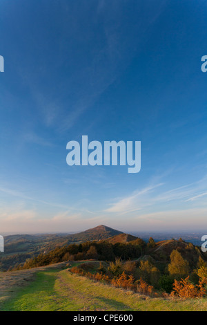 Vista verso la collina nord da Worcestershire Beacon, Malvern Hills in ottobre. Foto Stock