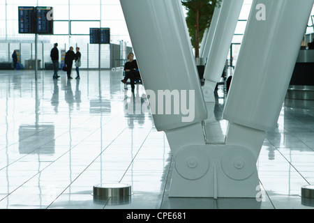 La moderna architettura di nuovo aperto (2012) terminale di Wroclaw Aeroporto. La Polonia. Foto Stock