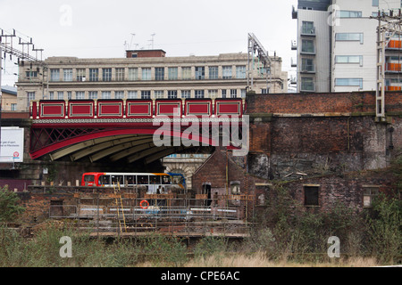 Stazione arco Gloucester Street, Manchester sul confine tra il rigenerato dal centro città e ancora frangia abbandonati Foto Stock