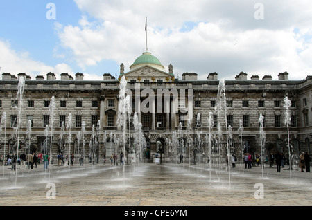 La Somerset House fontane nel cortile - Londra, Inghilterra Foto Stock