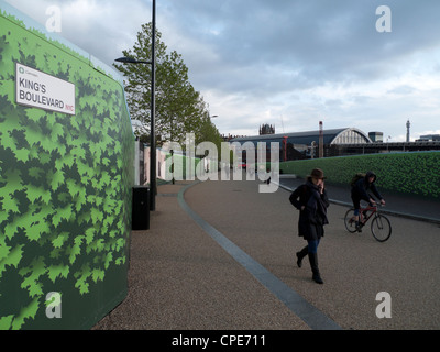 Pedoni e ciclisti e nuovo re's Boulevard pedonale accaparramento di segno alla stazione di King Cross a Londra England Regno Unito KATHY DEWITT Foto Stock