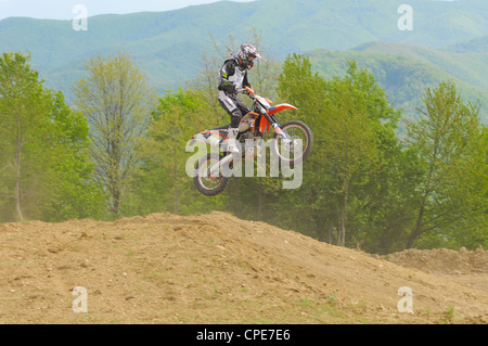 GHELARI, Romania - 5 Maggio 2012: Norbert Levente JOZSA in azione, il salto con la sua KTM Moto, a 'Panorama Enduro 2012' Foto Stock