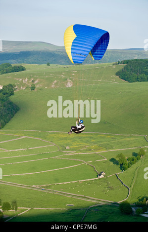 Parapendio off Mam Tor, Derbyshire, Peak District, England, Regno Unito, Europa Foto Stock