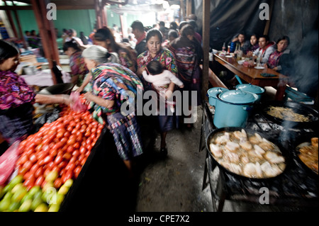 Bancarelle prodotti alimentari nel mercato, Chichicastenango, Highlands Occidentali, Guatemala, America Centrale Foto Stock