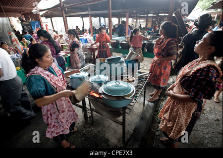 Bancarelle prodotti alimentari nel mercato, Chichicastenango, Highlands Occidentali, Guatemala, America Centrale Foto Stock