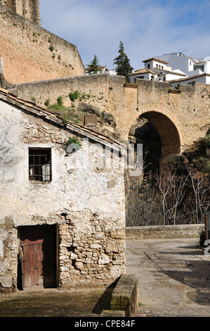 Vecchia casa di fronte a Puente Viejo, Ronda, provincia di Malaga, Andalusia, Spagna Foto Stock
