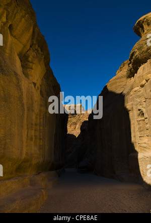 Bab Al Siq, Slot Canyon che conduce alla città di Petra, Giordania Foto Stock