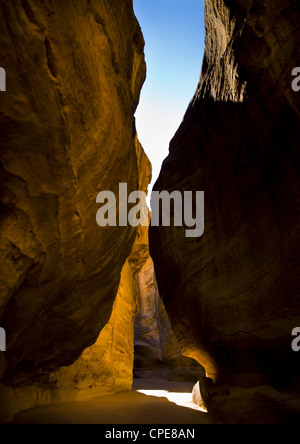 Bab Al Siq, Slot Canyon che conduce alla città di Petra, Giordania Foto Stock