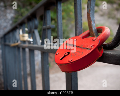 A forma di cuore amante di lucchetto sulla porta di metallo a Montserrat Foto Stock