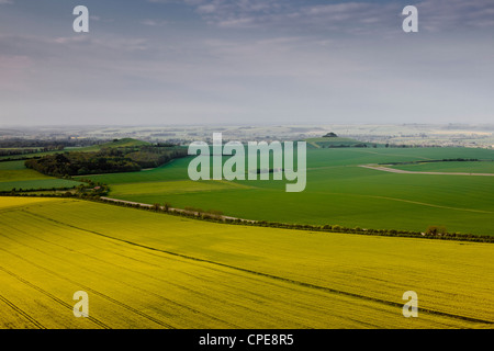 Guardando attraverso la valle di Pewsey nel Wiltshire da Knapp Hill, Wiltshire, Inghilterra, Regno Unito, Europa Foto Stock