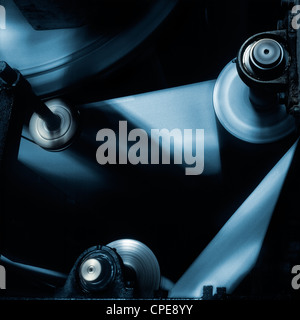 Carta di rotolamento macchina lavora in una fabbrica di carta. Foto Stock