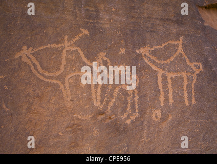 Thamudic le iscrizioni dei cacciatori su cammelli sulla roccia nel Wadi Rum, Giordania Foto Stock