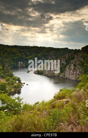 Gole profonde nel fiume La Creuse vicino a Crozant, Creuse Limousin Francia, Europa Foto Stock