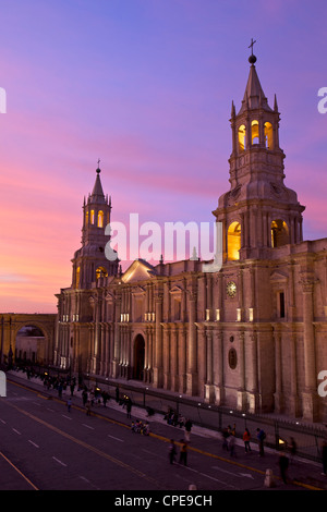 Cattedrale di Arequipa al tramonto sulla Plaza de Armas, Arequipa, Sito Patrimonio Mondiale dell'UNESCO, Perù, Sud America Foto Stock