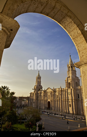 Cattedrale di Arequipa al tramonto sulla Plaza de Armas, Arequipa, Sito Patrimonio Mondiale dell'UNESCO, Perù, Sud America Foto Stock