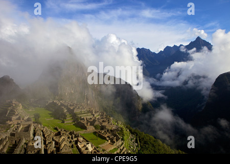 Le rovine della città Inca nella luce del mattino, Machu Picchu, Sito Patrimonio Mondiale dell'UNESCO, Provincia di Urubamba, Perù, Sud America Foto Stock