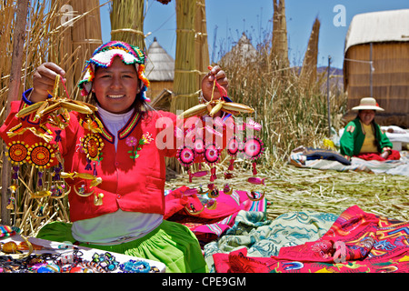 Ritratto di un Uros donna Indiana che vendono souvenir, Islas Flotantes (isole galleggianti), il lago Titicaca, Perù, Sud America Foto Stock