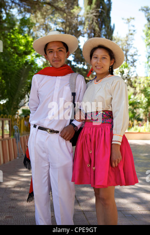 Tradizionalmente condita coppia giovane, Tupiza, Bolivia, Sud America Foto Stock