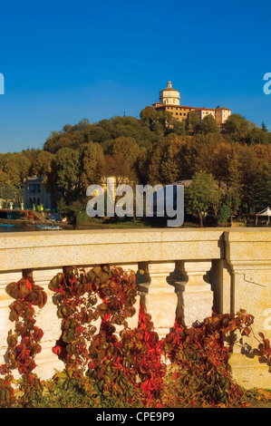 Torino Parco del Valentino Monte Cappuccini con la chiesa di Santa Maria del Monte Foto Stock