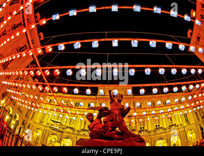 Europa Italia Piemonte Torino luce dell artista Piazza Palazzo di Città "Tappeto volante" di Daniel Buren Foto Stock