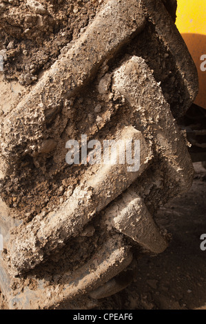 La presa e la fascia battistrada di un grande movimento terra dumper trattore carrello veicolo Foto Stock