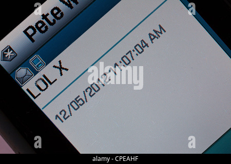 LOL X messaggio di testo sullo schermo ricevuto sul cellulare da Pete: Ridere ad alta voce, ridere fuori carico, tanto amore Foto Stock