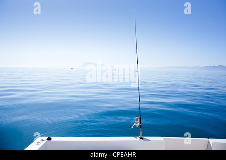 Barca canna da pesca nel Mediterraneo mare blu in Spagna Foto Stock