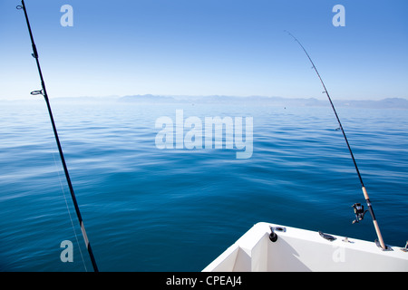 Barca canna da pesca nel Mediterraneo mare blu in Spagna Foto Stock