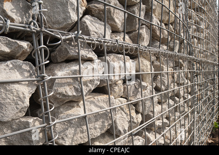 In gabbia riprap rock in acciaio inossidabile fotogrammi usati come un edificio strutturali blocco su un terrapieno invece di calcestruzzo Foto Stock