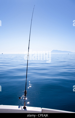 Barca canna da pesca nel Mediterraneo mare blu in Spagna Foto Stock