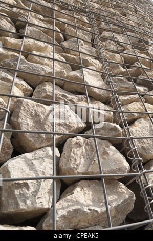 In gabbia riprap rock in acciaio inossidabile fotogrammi usati come un edificio strutturali blocco su un terrapieno invece di calcestruzzo Foto Stock