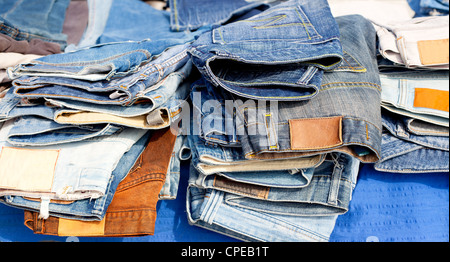 Jeans blu denim pantaloni di moda colori misti impilati Foto Stock