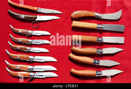 Raccolta di jacknife spagna stile manico di legno su sfondo rosso Foto Stock